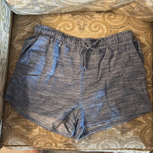 Umgee Ladies L Lightweight Linen-like shorts 🩳 - Picture 2 of 10
